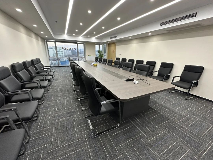 聚会室里的椅子和桌子中度可信度形貌已自动天生