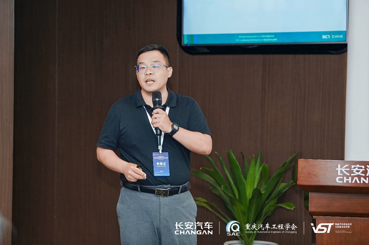 戴帽子的人在电视前AI 天生的内容可能不准确。。。。