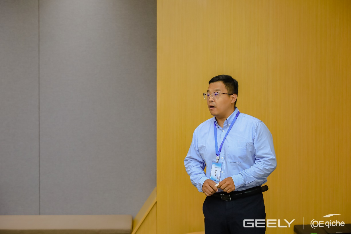 男子站在房间里AI 天生的内容可能不准确。。。。